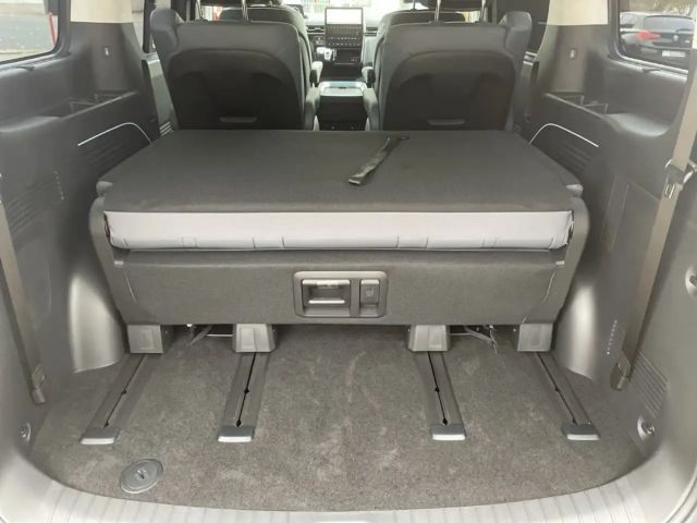 Hyundai Staria Signature