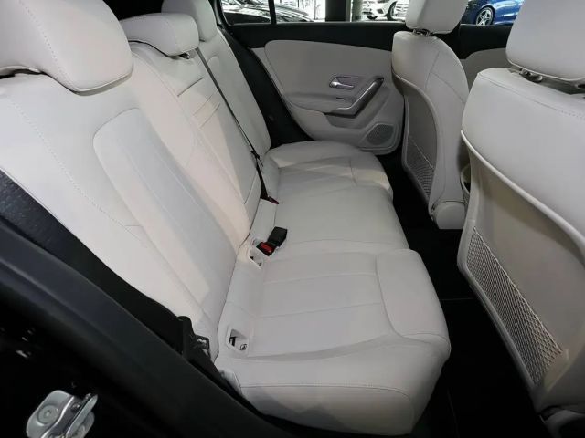 Mercedes-Benz A 180 PANO+KEYLESS+TOTWINKEL+LED+18"+LEDER BEIGE