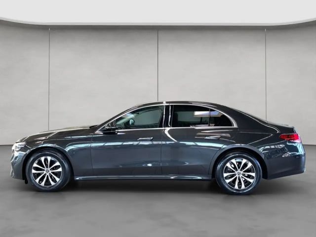 Mercedes-Benz E 200 Sedan