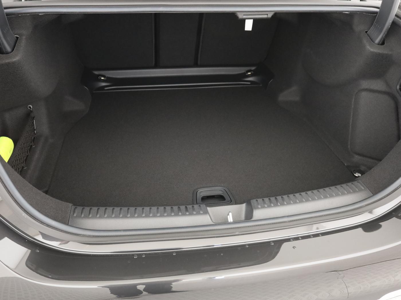 Mercedes-Benz E 200 AVANTGARDE Premium Sedan