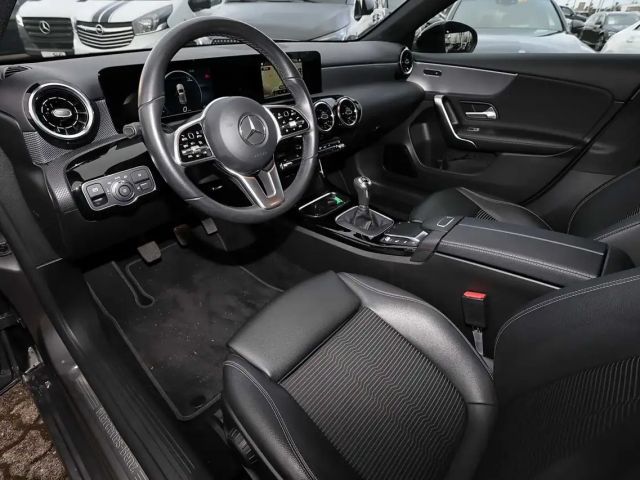 Mercedes-Benz A 180 NIGHT PAKET+CARPLAY+SPURHALTE+MBUX+17 ZOLL