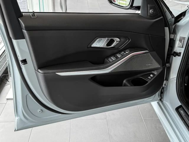 BMW 320 320i M-Sport Sedan