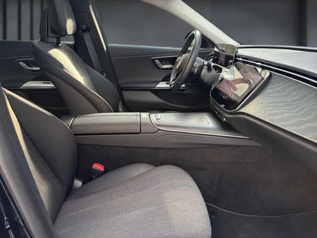 Mercedes-Benz E 200 AVANTGARDE Sedan
