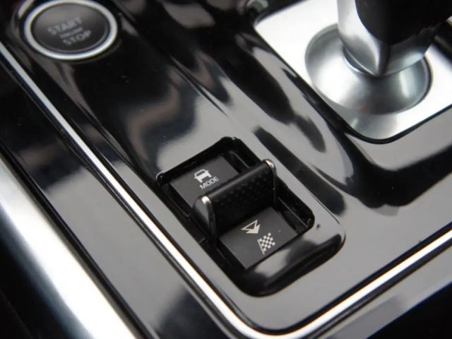 Jaguar XE AWD R-Dynamic SE