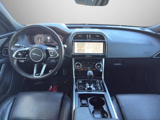 Jaguar XE AWD D200 R-Dynamic S