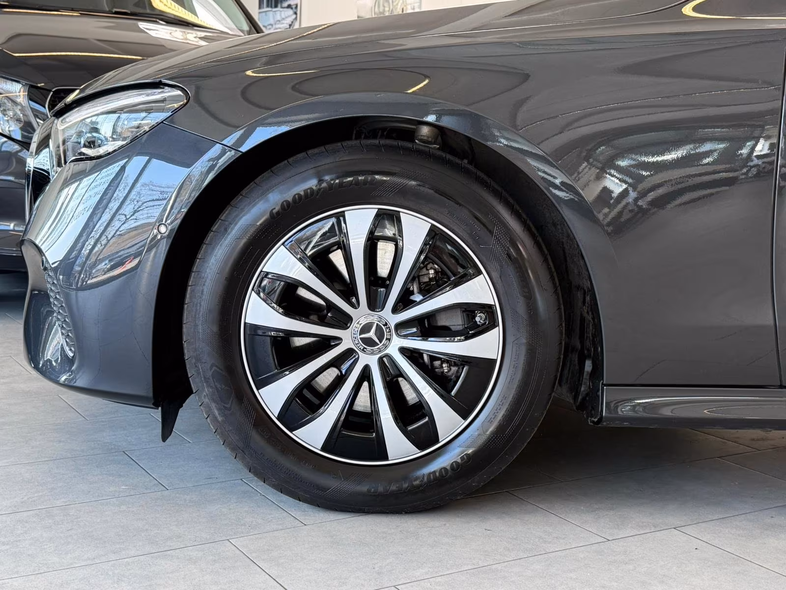 Mercedes-Benz E 220 E 220 d Sedan