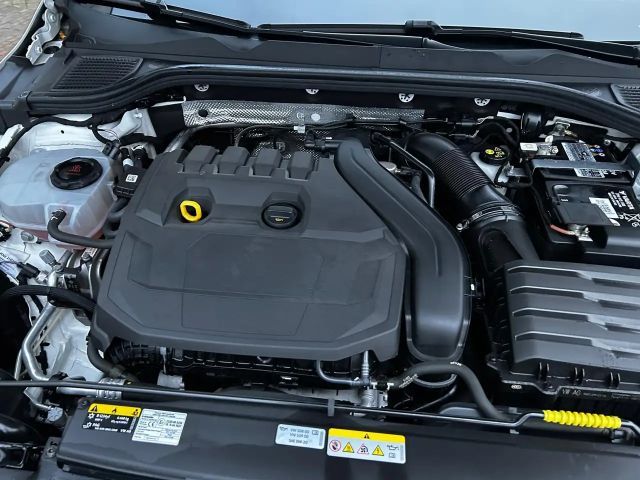 Volkswagen Golf 1.5 eTSI DSG R-Line