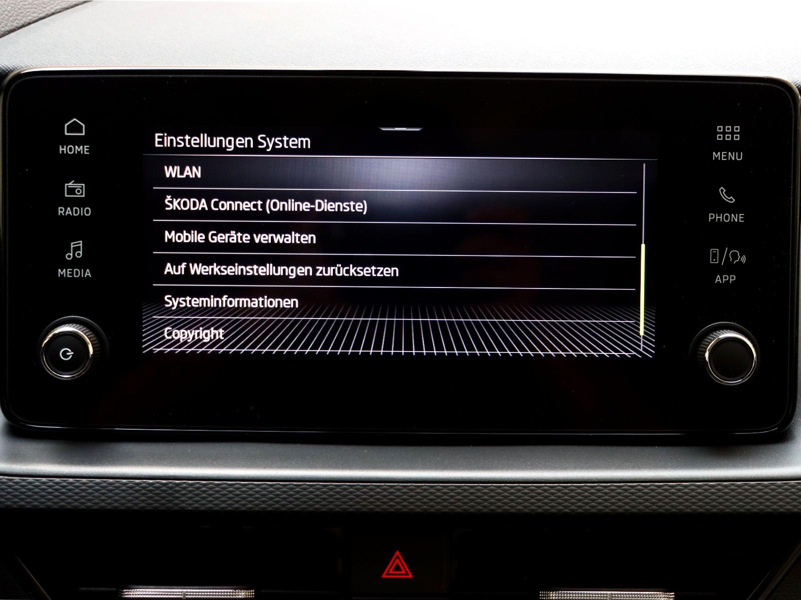 Skoda Scala 1.0 Essence DSG 116PS-AHK LED PDC Tempomat