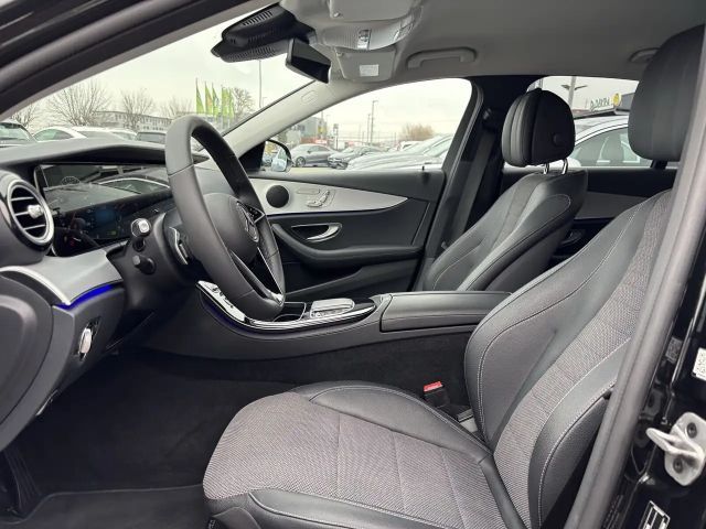 Mercedes-Benz E 200 AVANTGARDE Sedan