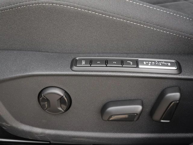 Volkswagen Golf 2.0 TDI DSG Style Variant