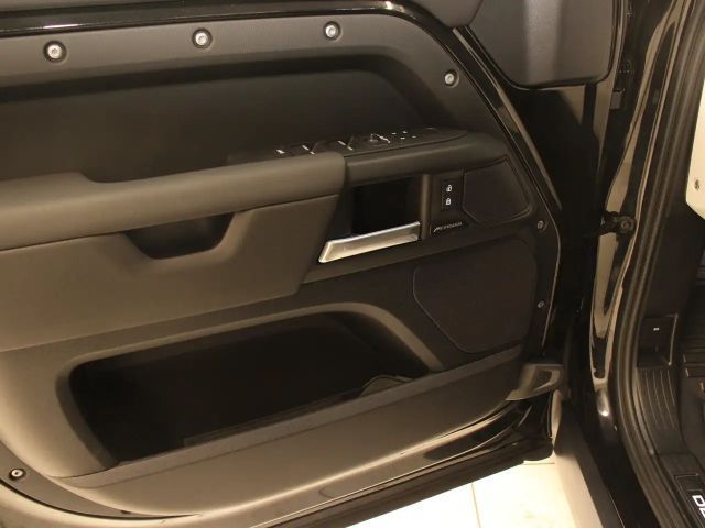 Land Rover Defender D300 Dynamic SE