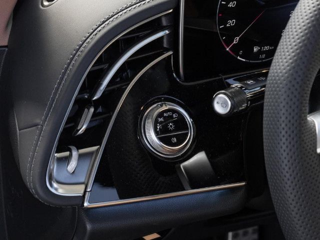 Mercedes-Benz E 200 4MATIC Sedan