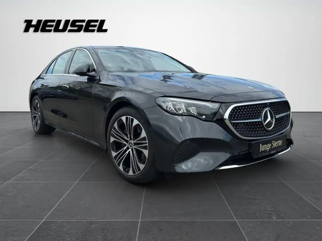 Mercedes-Benz E 200 AVANTGARDE Sedan