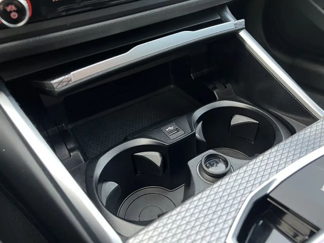 BMW 320 320i M-Sport Sedan