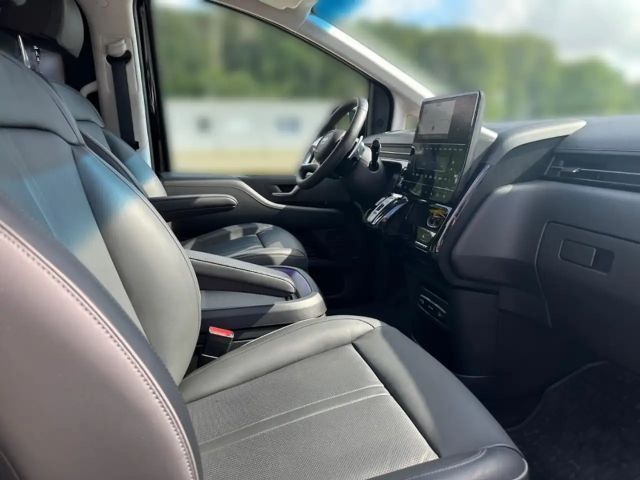 Hyundai Staria Signature