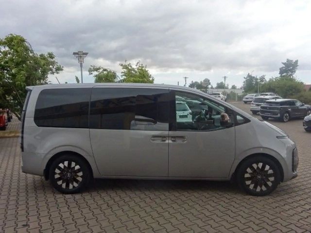 Hyundai Staria Signature