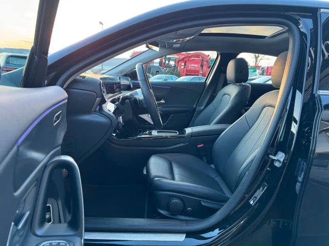 Mercedes-Benz A 180 Pano+Ambiente+MBUX+Keyless+Leder+AMG18`