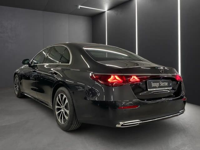 Mercedes-Benz E 200 Sedan