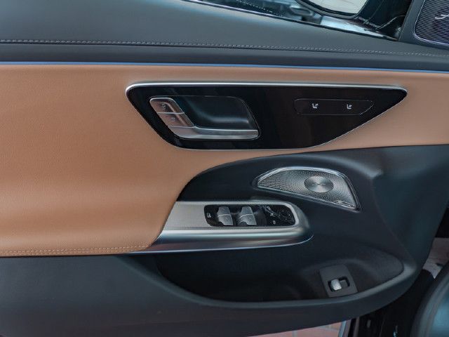 Mercedes-Benz E 200 4MATIC Sedan