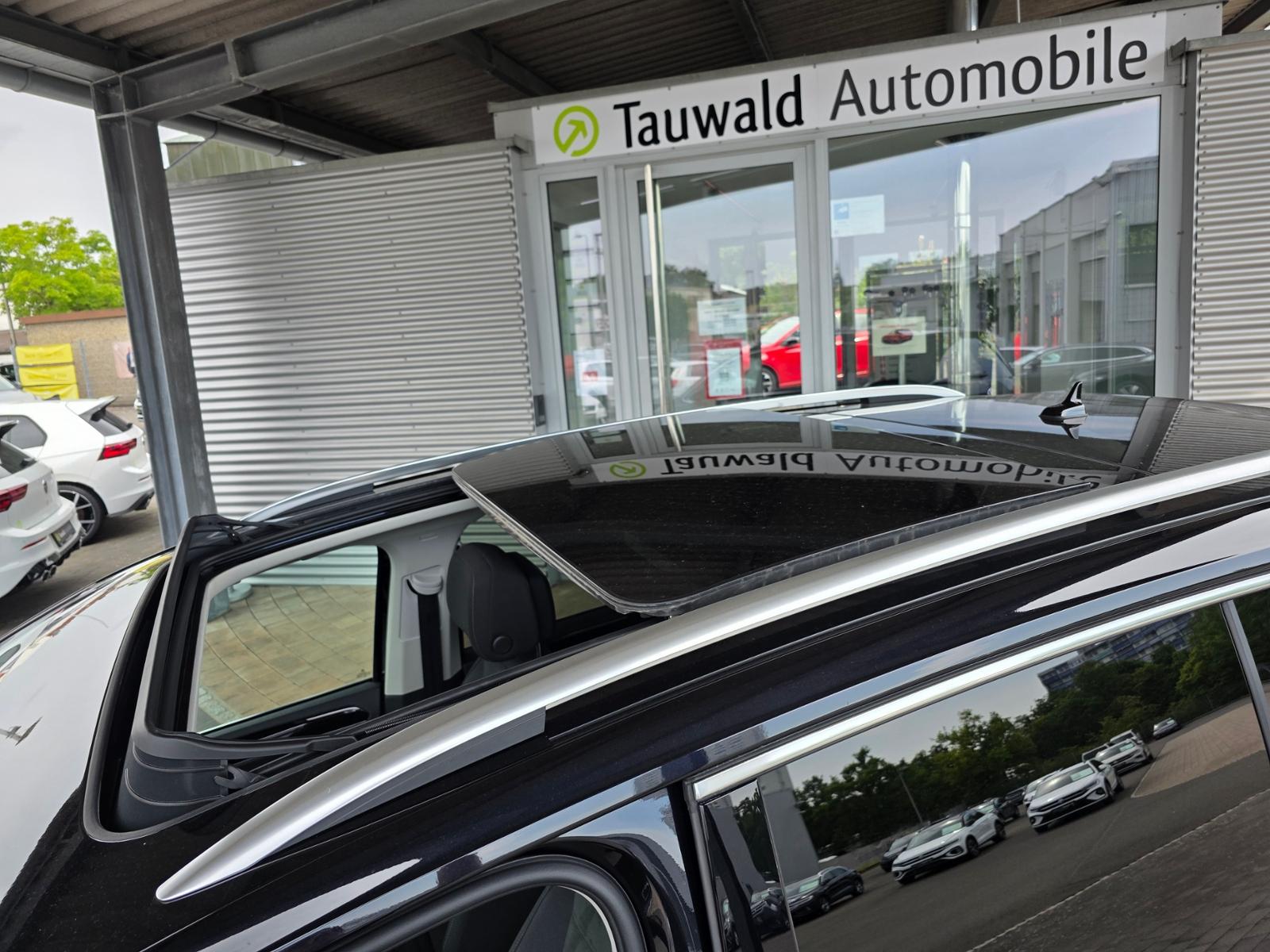 Volkswagen Touran 1.5 TSI DSG IQ.Drive R-Line