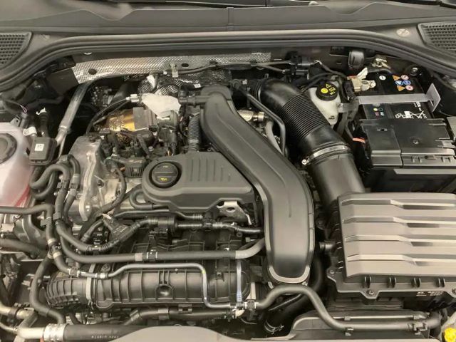 Volkswagen Golf 1.5 eTSI Golf VIII R-Line