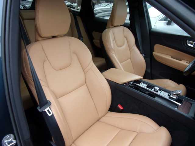 Volvo XC60 AWD Dark Plus