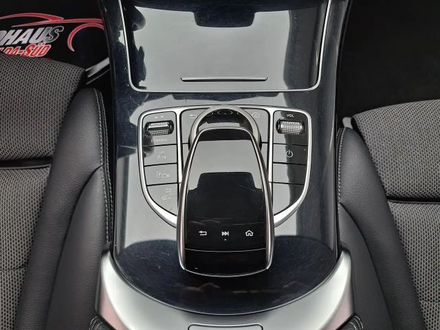 Mercedes-Benz C 300 C 300 e Sedan