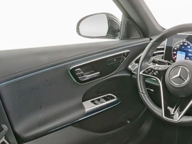 Mercedes-Benz E 200 Sedan