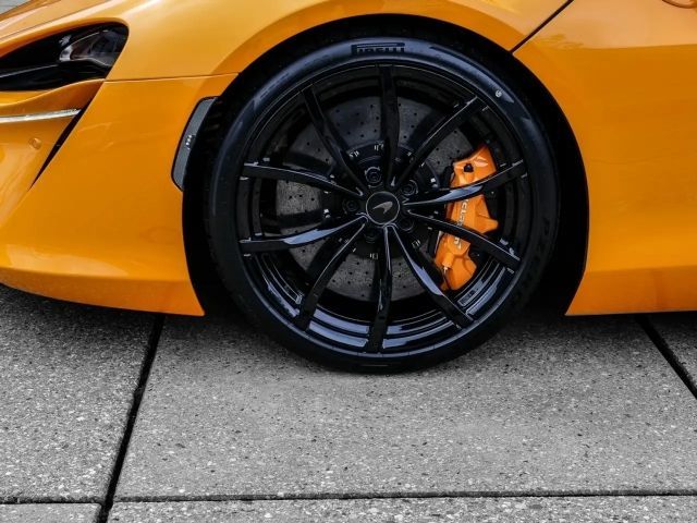 McLaren Artura Spider