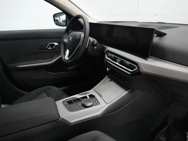 BMW 330 330e Sedan