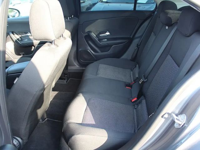 Mercedes-Benz A 180 A 180 d