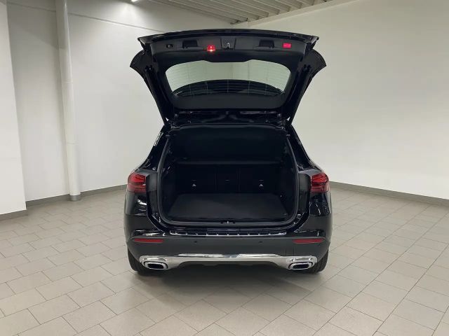 Mercedes-Benz GLA 180 LED+AHK+KAMERA+EASY-PACK+SITZHZG+NAVI