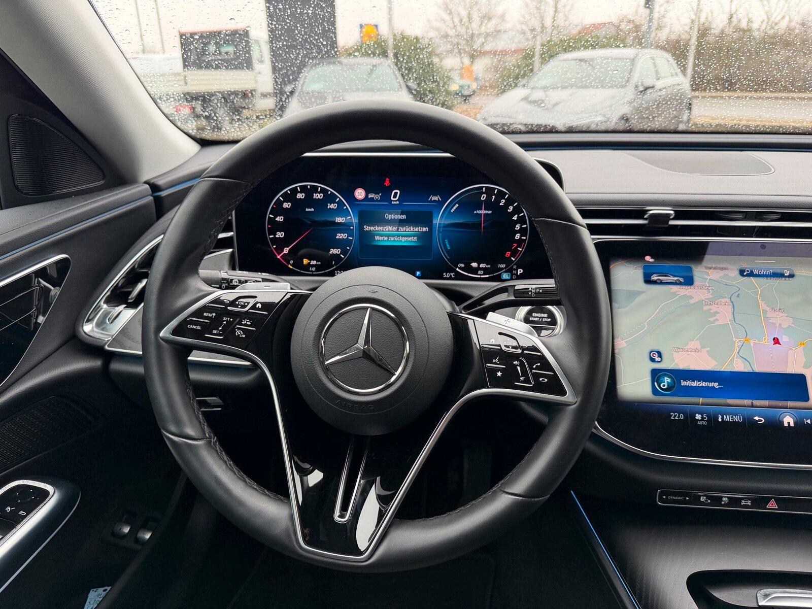 Mercedes-Benz E 300 AVANTGARDE E 300 e