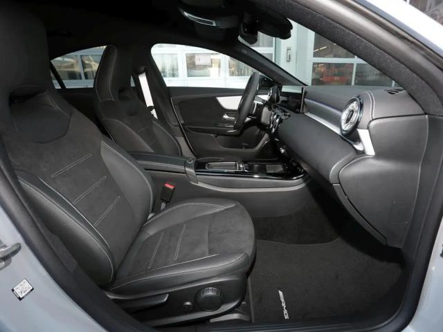 Mercedes-Benz CLA 200 AMG Line Coupé