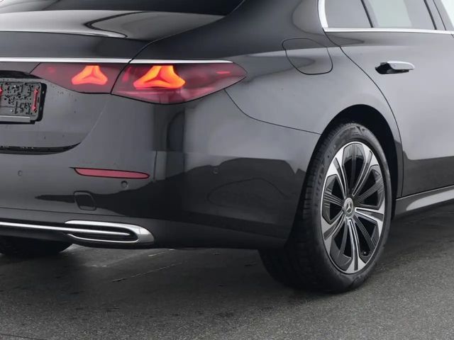 Mercedes-Benz E 300 E 300 e Sedan