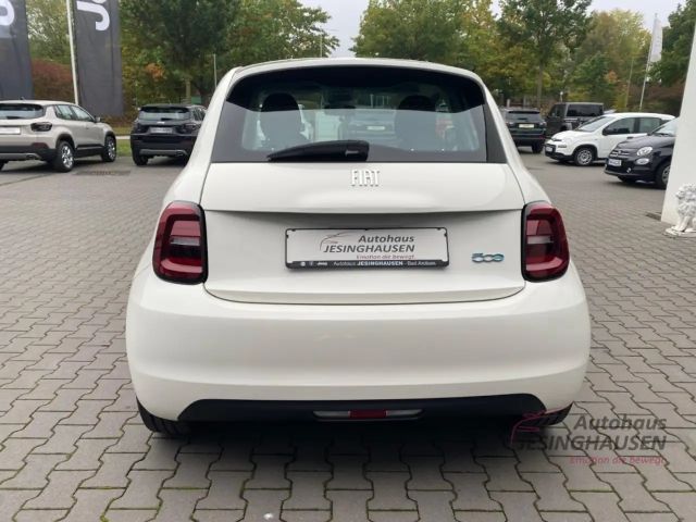 Fiat 500e Digitales Cockpit Apple CarPlay Android Auto Klima