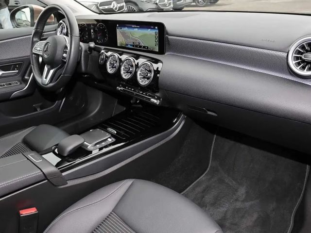 Mercedes-Benz A 180 DISTR++HEADUP+KAMERA+MBUX+CARPLAY+LED+17"