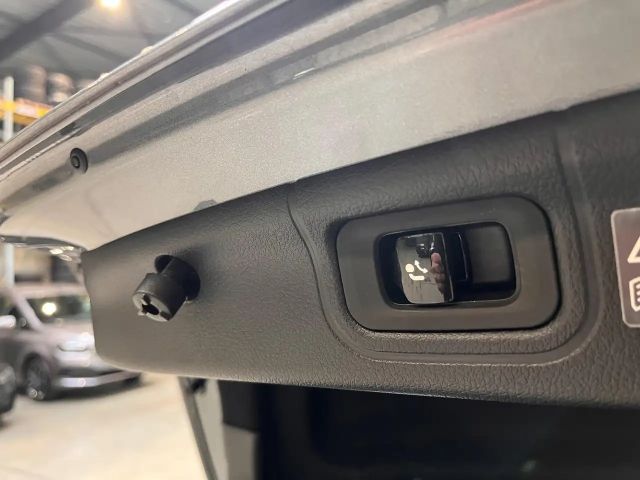 Mercedes-Benz C 200 Luxury Line Sedan