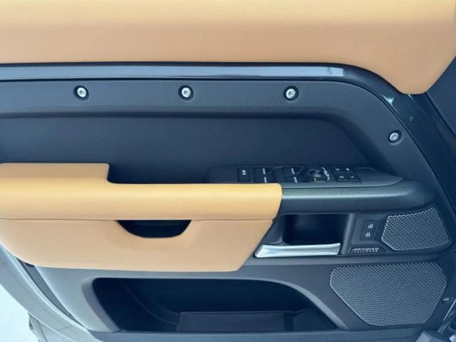 Land Rover Defender 110