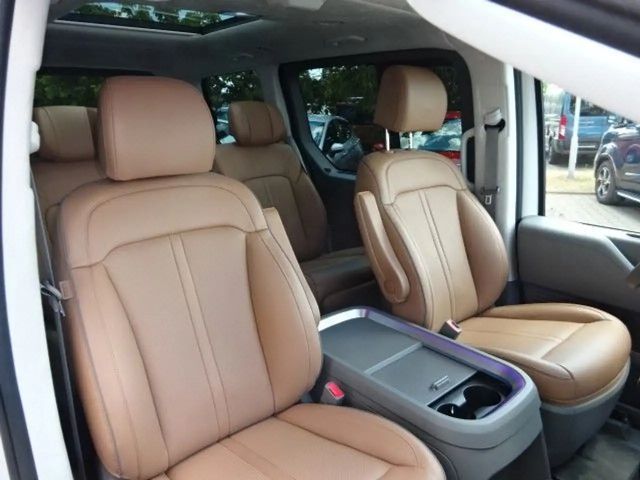 Hyundai Staria Signature