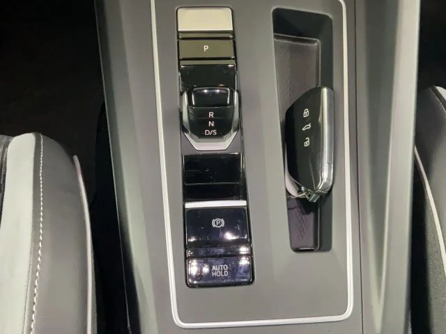 Volkswagen Golf 1.5 eTSI Golf VIII R-Line