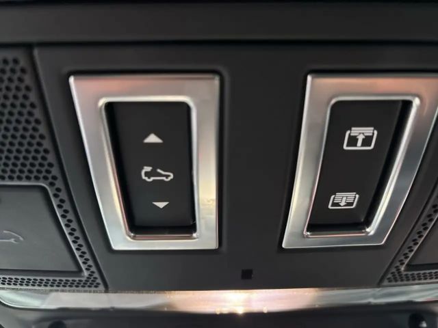 Land Rover Defender 90 D300 Dynamic HSE