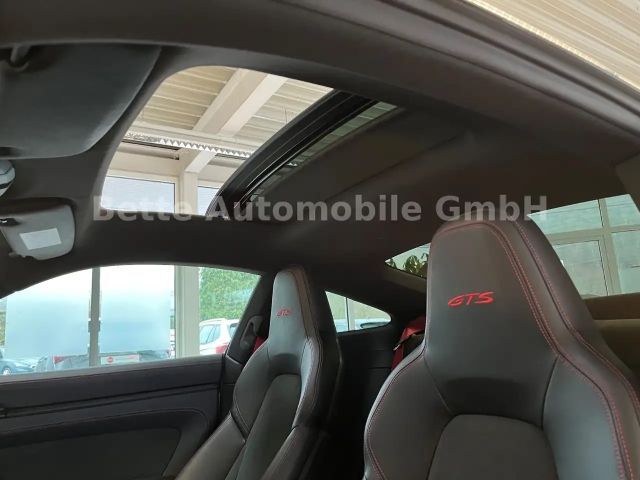 Porsche 992 Black Edition Carrera GTS