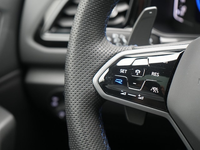 Volkswagen T-Roc T-Roc R  MATRIX AKRAPOVIC PANO AHK BEATS LEDER