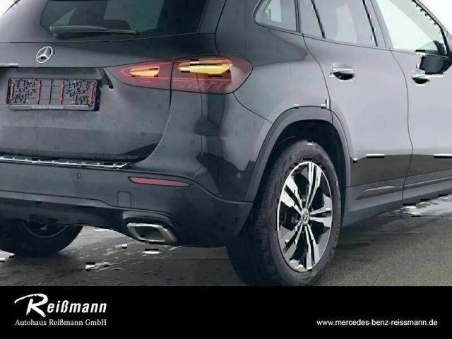 Mercedes-Benz GLA 180 Night, LED , Hands free, Panorama, AHK