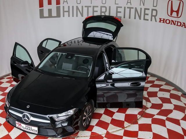 Mercedes-Benz A 180 / NAVI / RÜCKFAHRKAMERA / SITZHEIZUNG