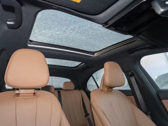 Mercedes-Benz E 200 4MATIC Sedan