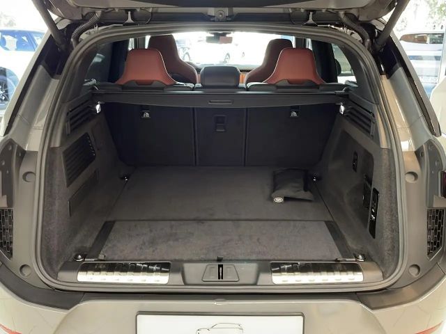 Land Rover Defender Range Rover Sport P635 SV Two Edition