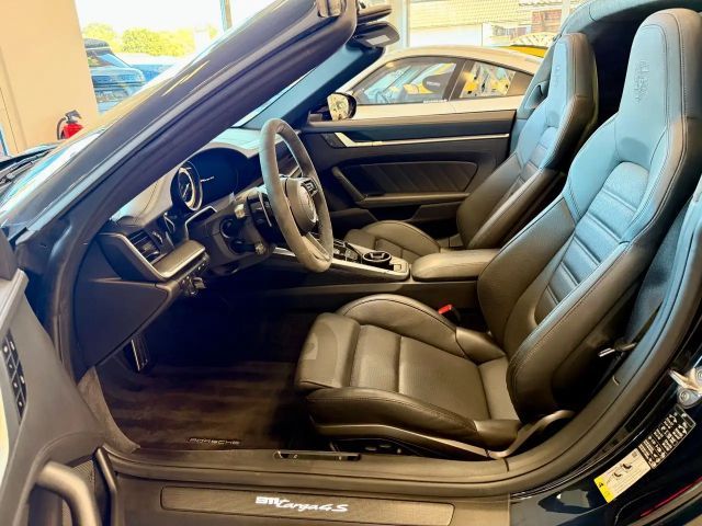 Porsche 992 4S Cabrio Targa