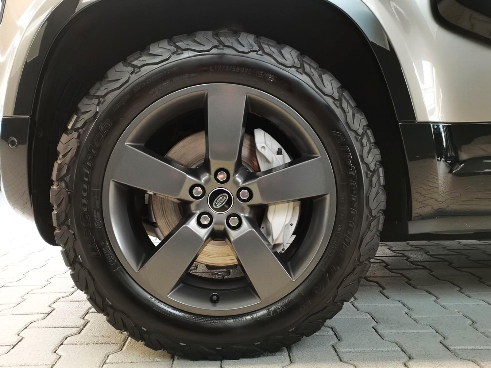 Land Rover Defender 110 D300 Dynamic HSE